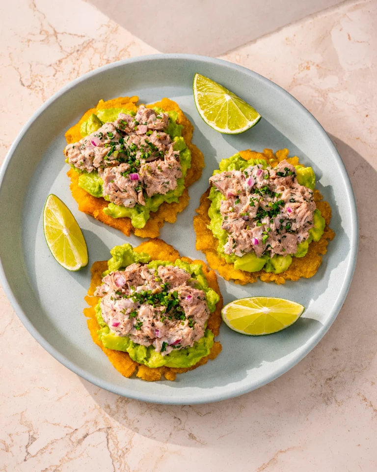 Chips de Plátano con Topping de Atún